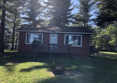 côté arrière extérieur du chalet rouge - Camping canne de bois