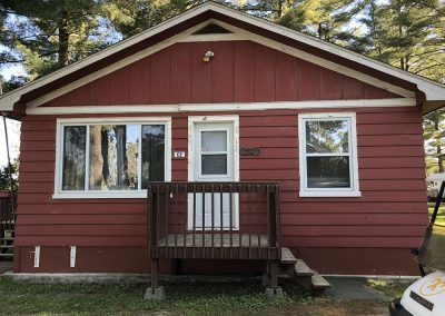 extérieur du chalet rouge - Camping canne de bois