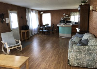 intérieur du chalet rouge - Camping canne de bois