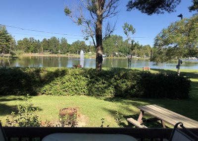 vu sur le lac du chalet marron - Camping canne de bois