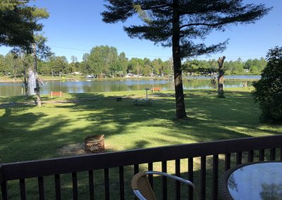 vue sur le lac du chalet rouge - Camping canne de bois